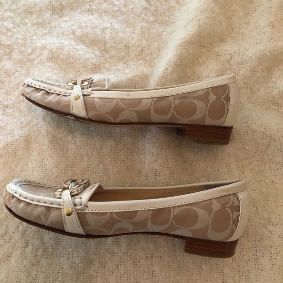 Coach size 7 Gold White Logo Ella Shoes Loafers Preppy Chain Buckle - Picture 6 of 7